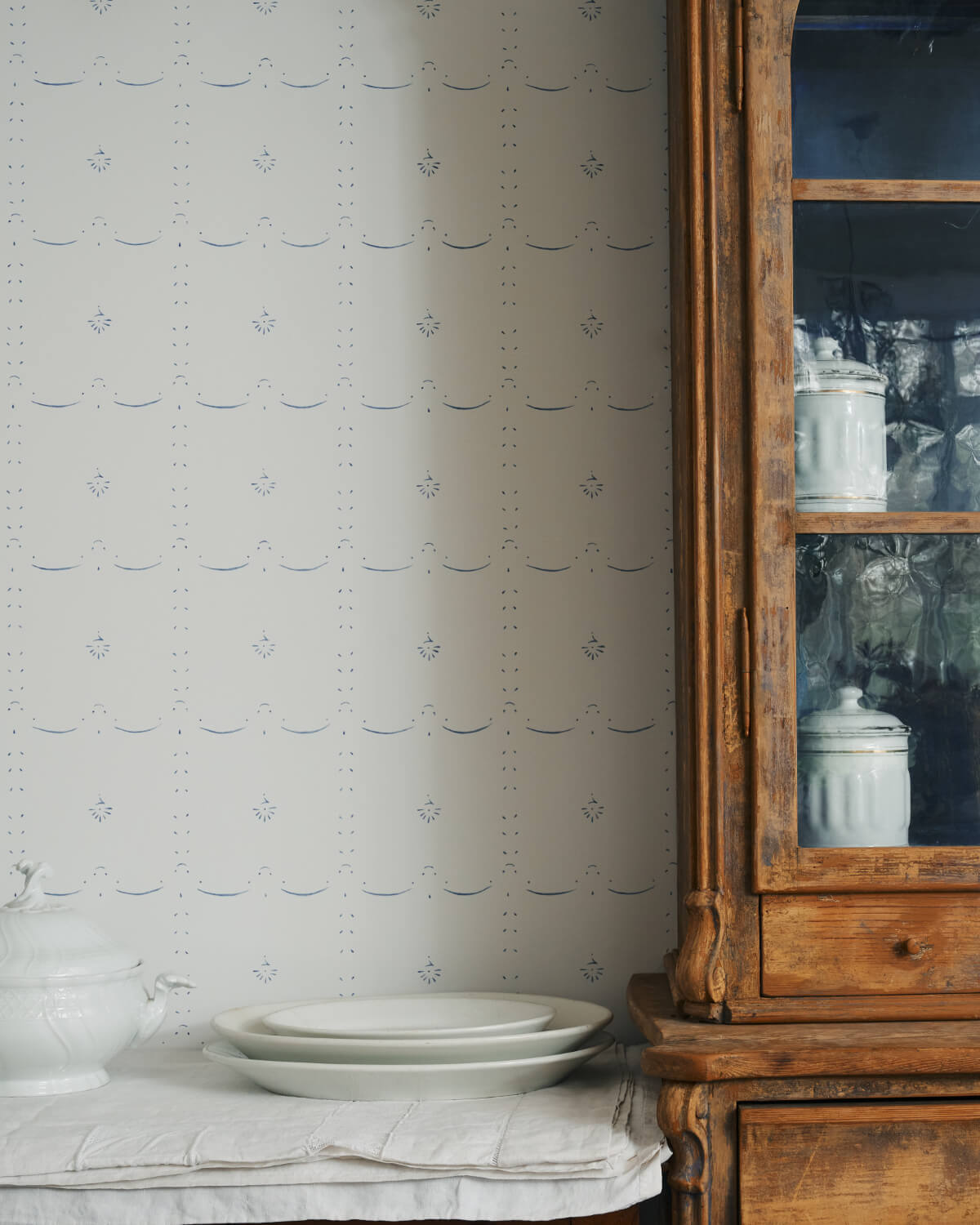 17.PetiteDitsyDelft Blue deVOL LOW RES deVOL's Ditsy Delft Wallpaper: A Subtle Pattern Inspired by a Historic Design