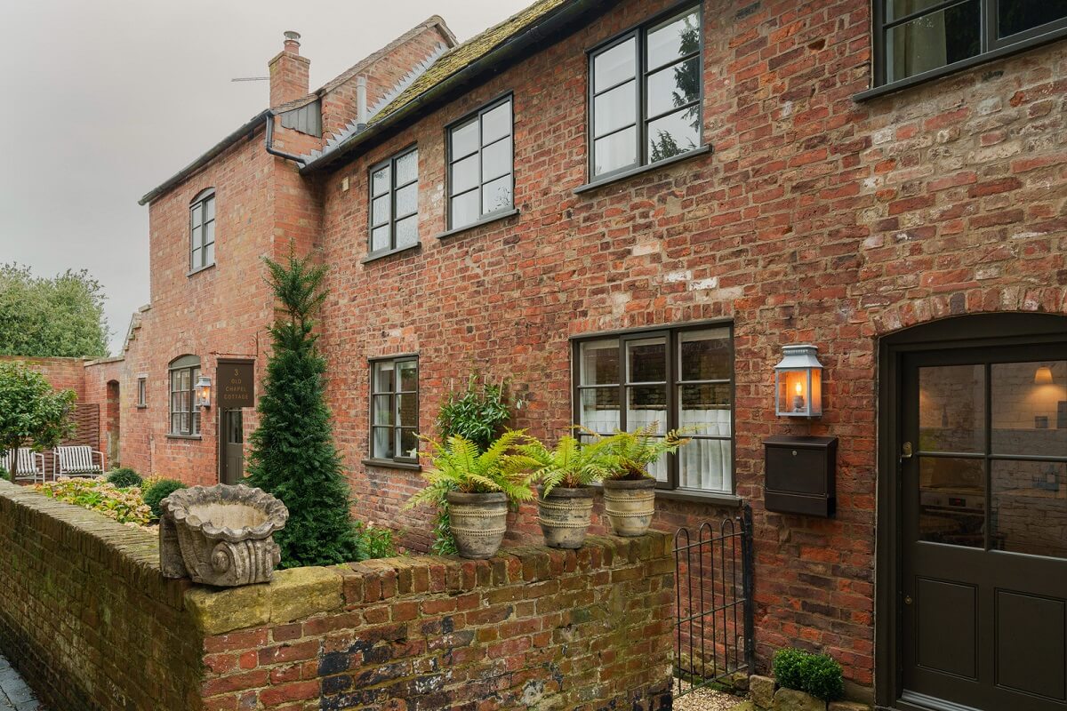 a0OP6000003OadQMAS N92 webres Contemporary Light Interiors in a 19th-Century English Cottage
