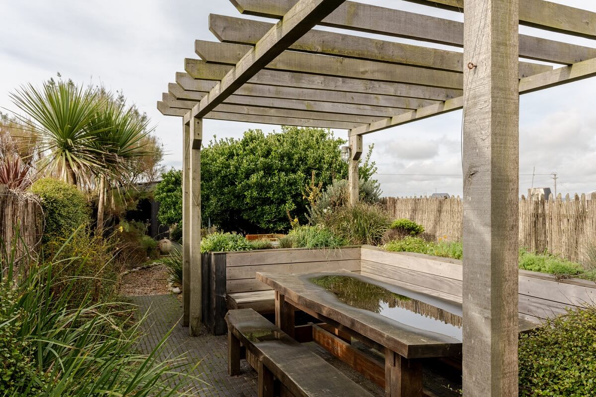 a0OP6000004fnldMAA N33 webres A Renovated Former Coastguard Cottage with Nautical Touches