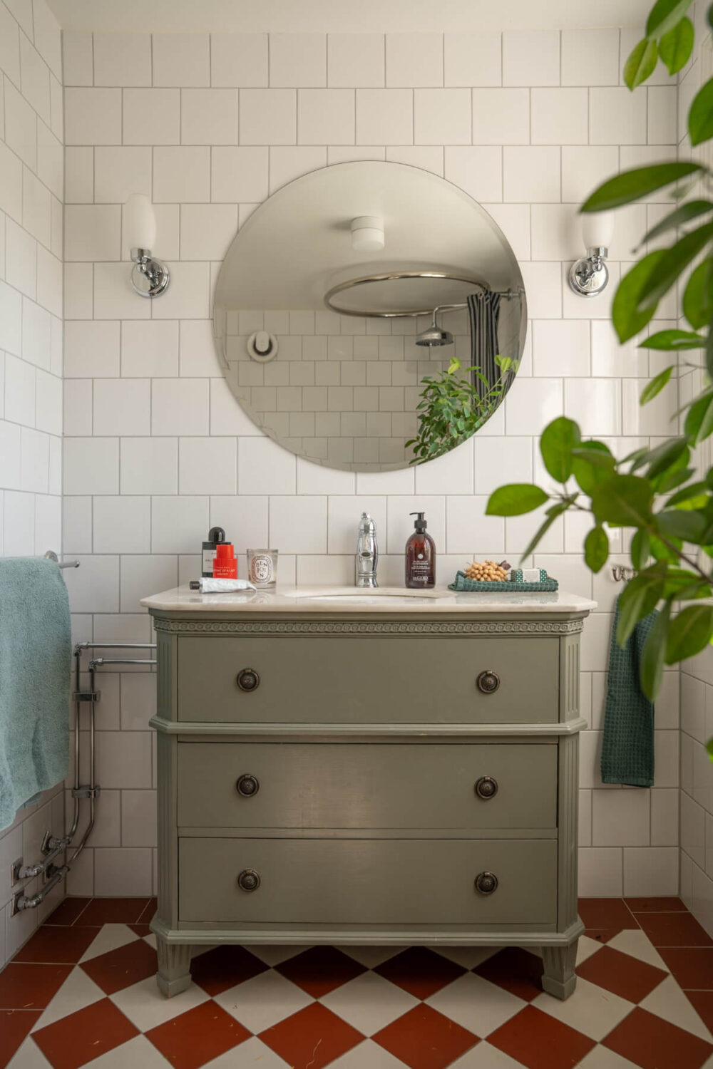 antique bathroom vanity with round mirror
