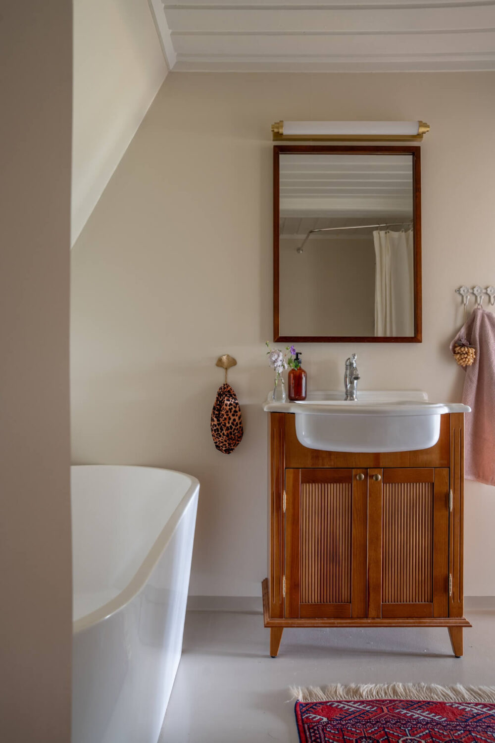 bathroom antique vanity freestanding bath