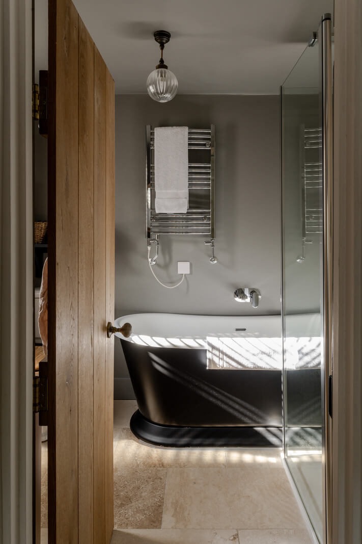 bathroom black tub