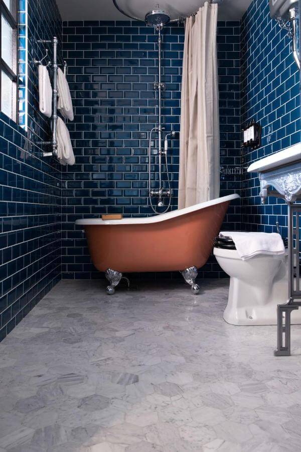 bathroom-blue-tiles-pink-bath-hotel-frantz-stockholm-nordroom