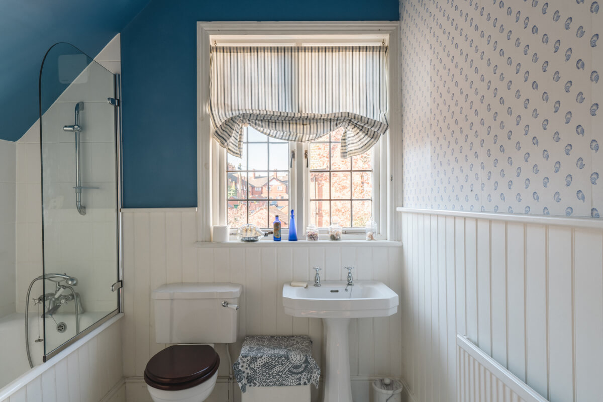 bathroom blue walls wallpaper
