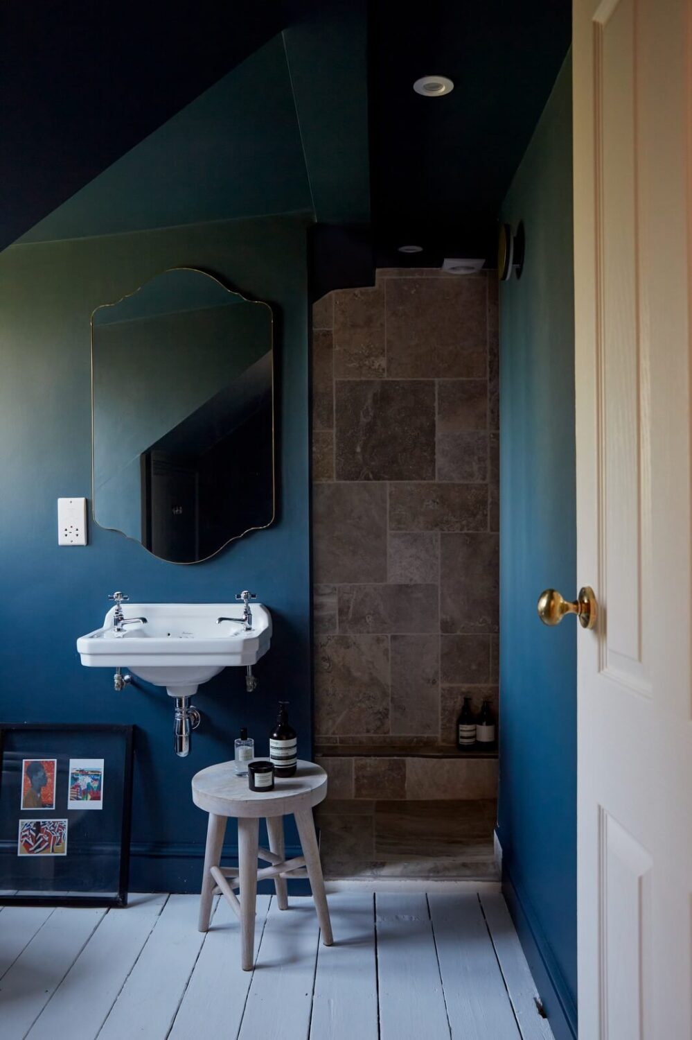 bathroom-dark-blue-walls-nordroom