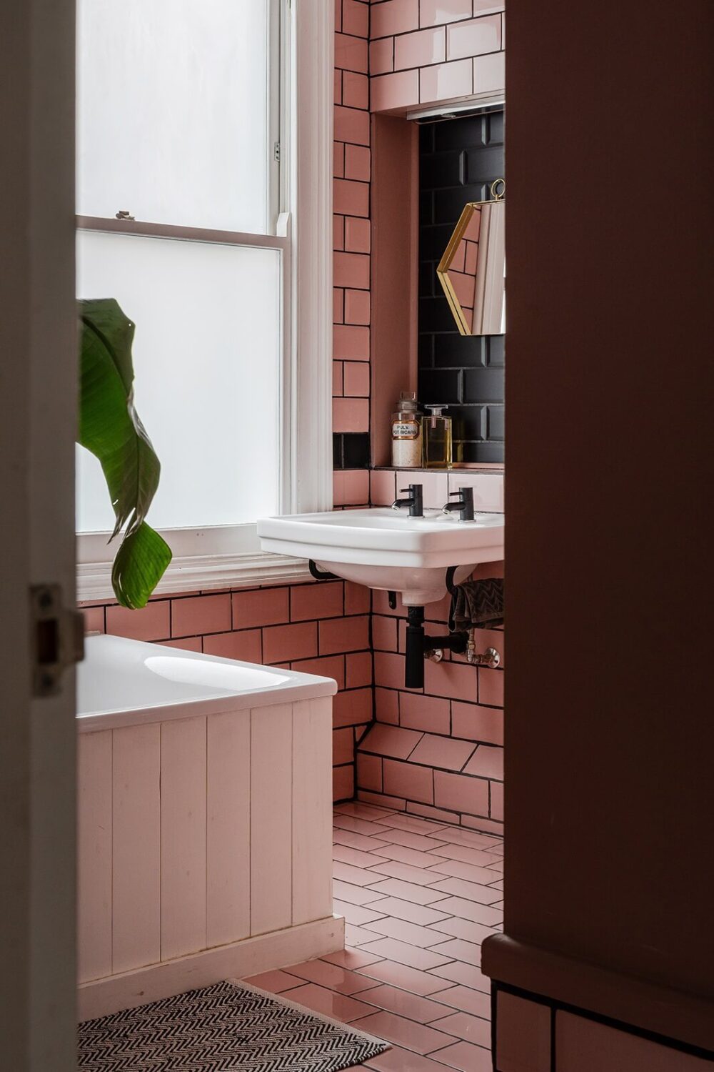 bathroom-pink-tiles-nordroom