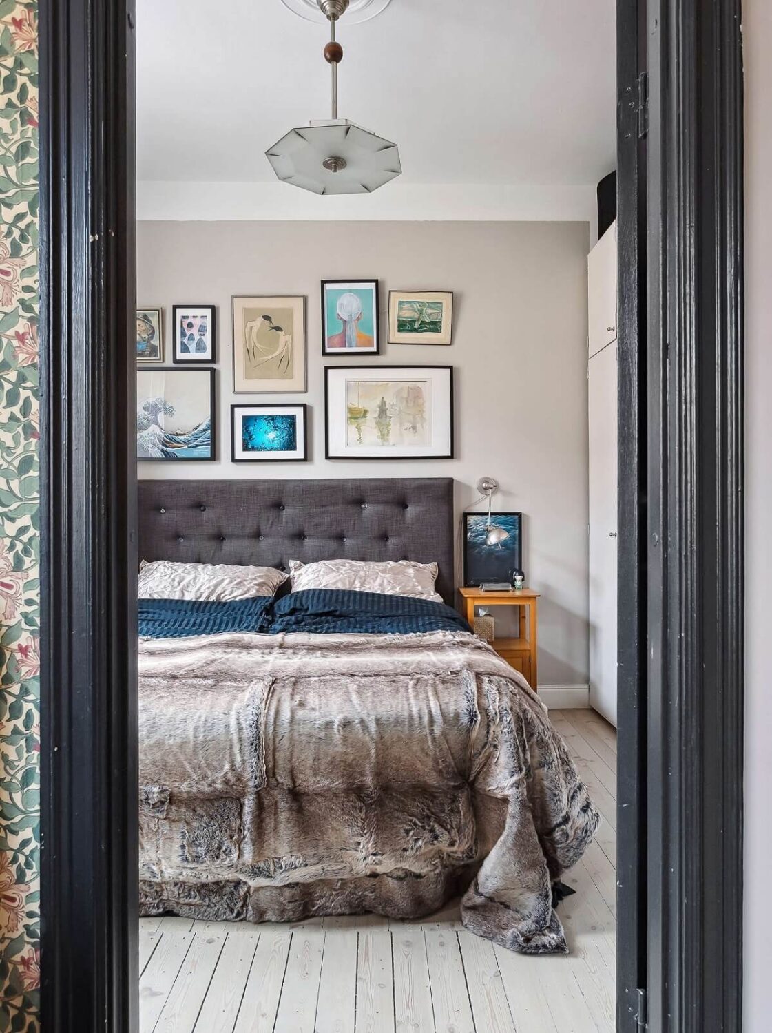 bedroom-blue-accents