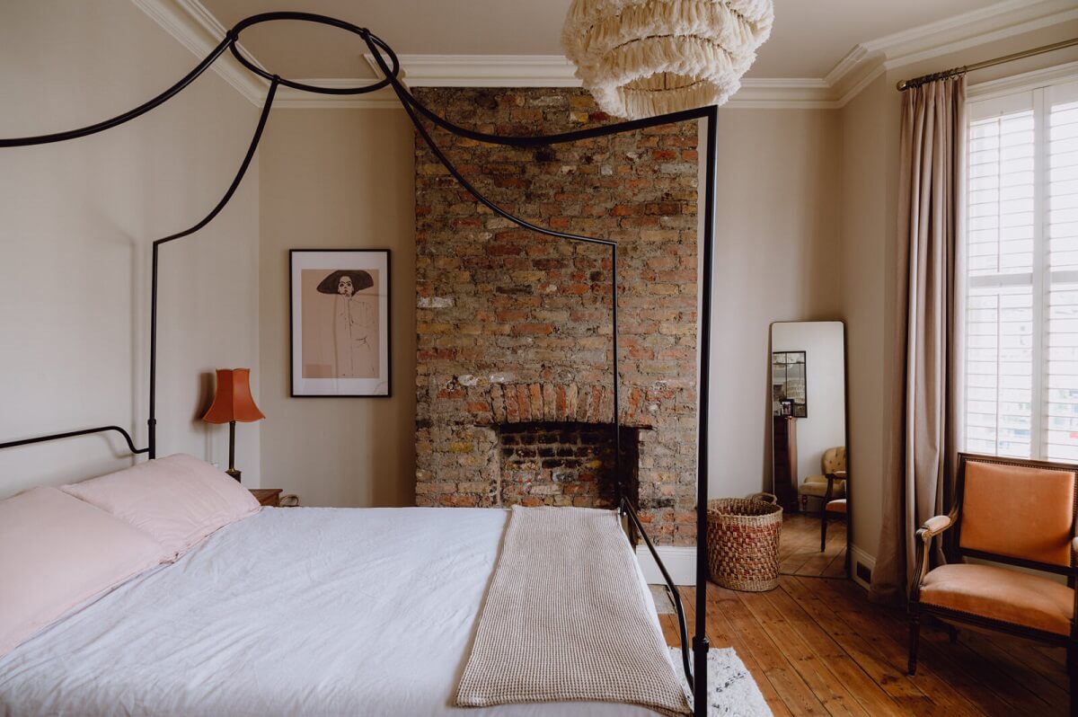 bedroom-canopy-brick-fireplace-terraced-house-london-nordroom
