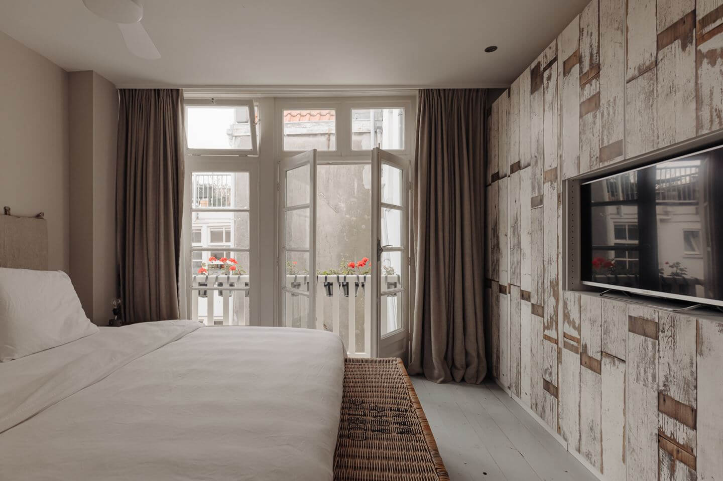 bedroom reclaimed wooden wall