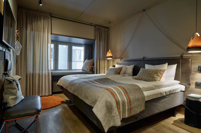 bedroom-window-seat-downtown-camper-design-hotels-stockholm-nordroom