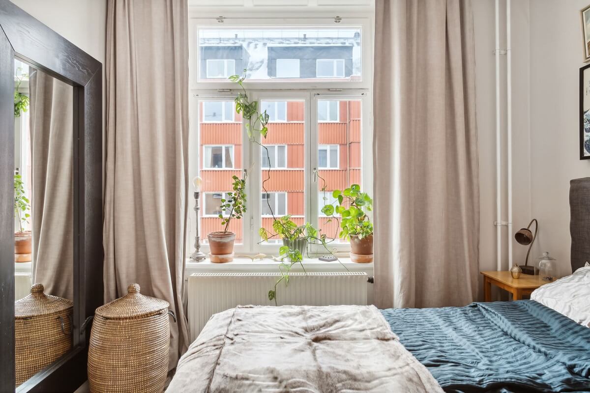 bedroom-with-large-mirror
