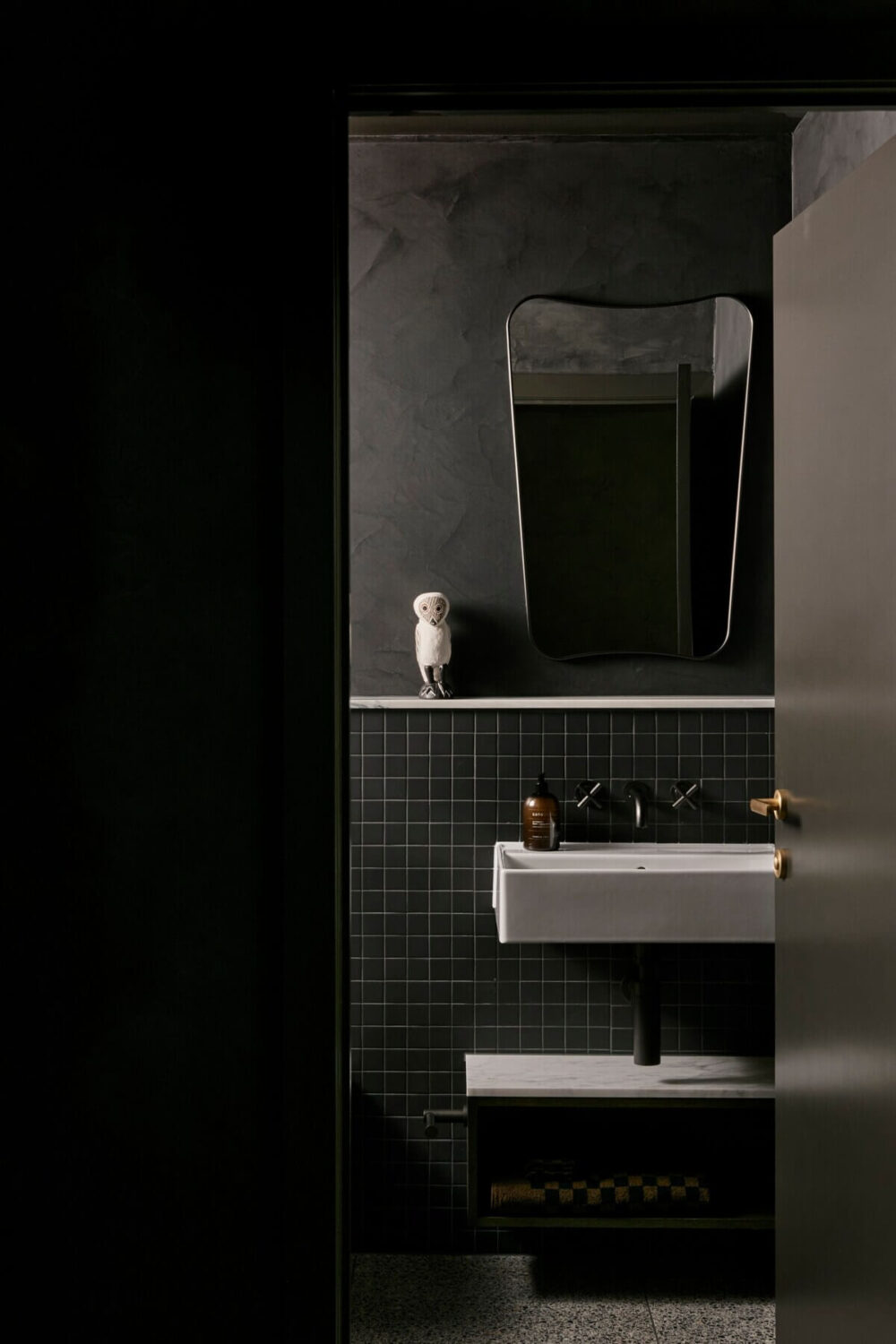 black-bathroom-venetian-rendered-plastered-walls-airbnb-australia-nordroom