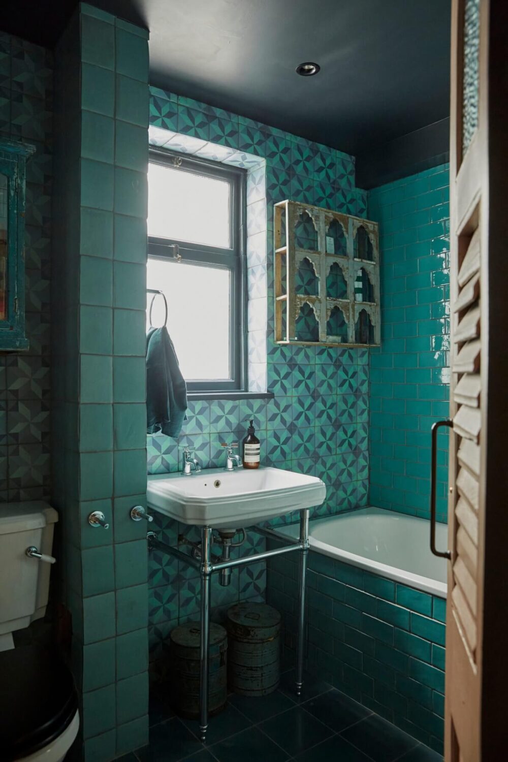 blue-moroccan-style-bathroom-black-ceiling-nordroom