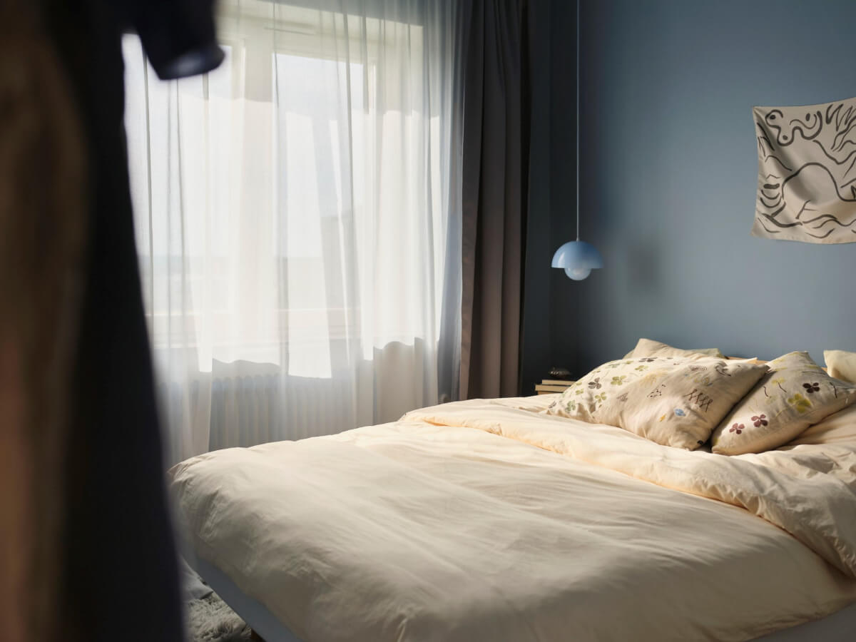 blue walls bedroom yellow bedding