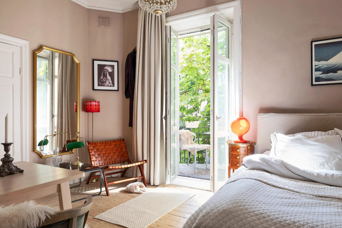charming studio apartment beige-pink walls wooden floor balcony nordroom
