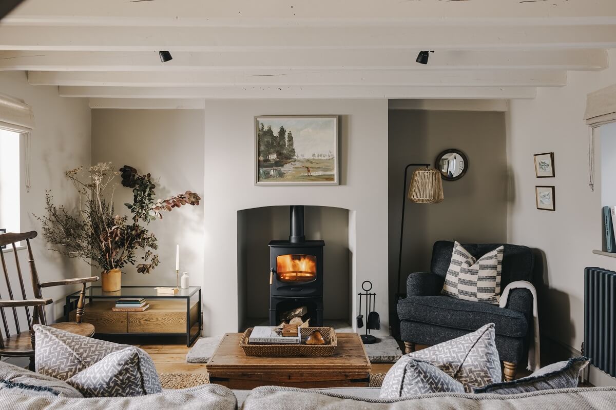 cottage-sitting-room-fireplace-ceiling-beams