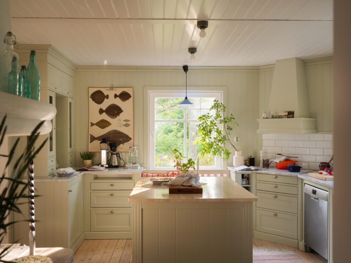 country kitchen window seat