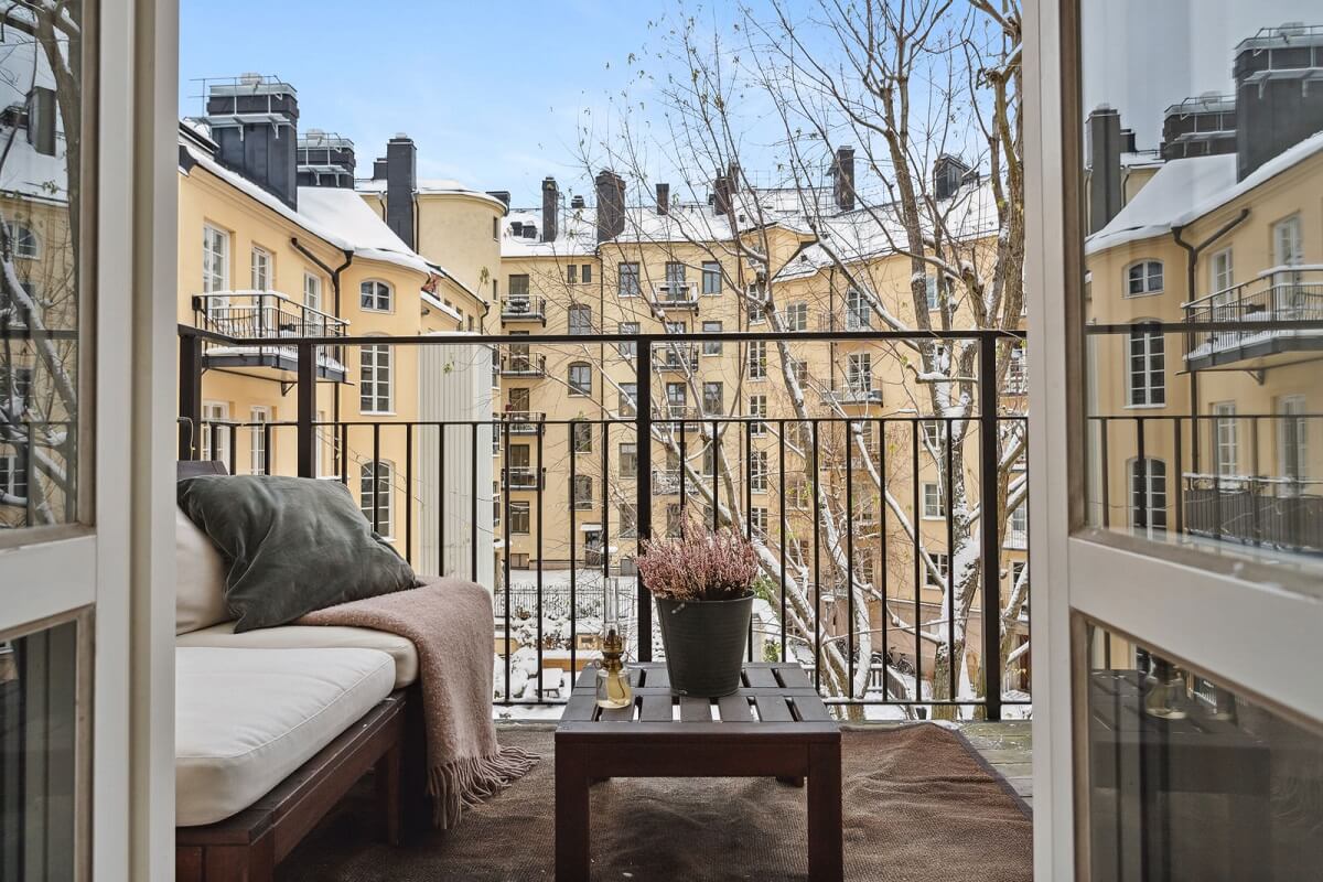 courtyard-balcony