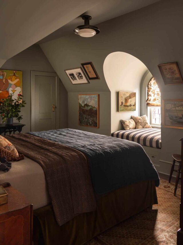 bedroom-slanted-ceiling-window-seat-heidi-caillier-design-nordroom