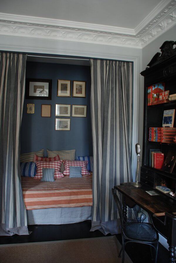 curtain-room-divider-bed-niche-dark-blue-walls-nordroom