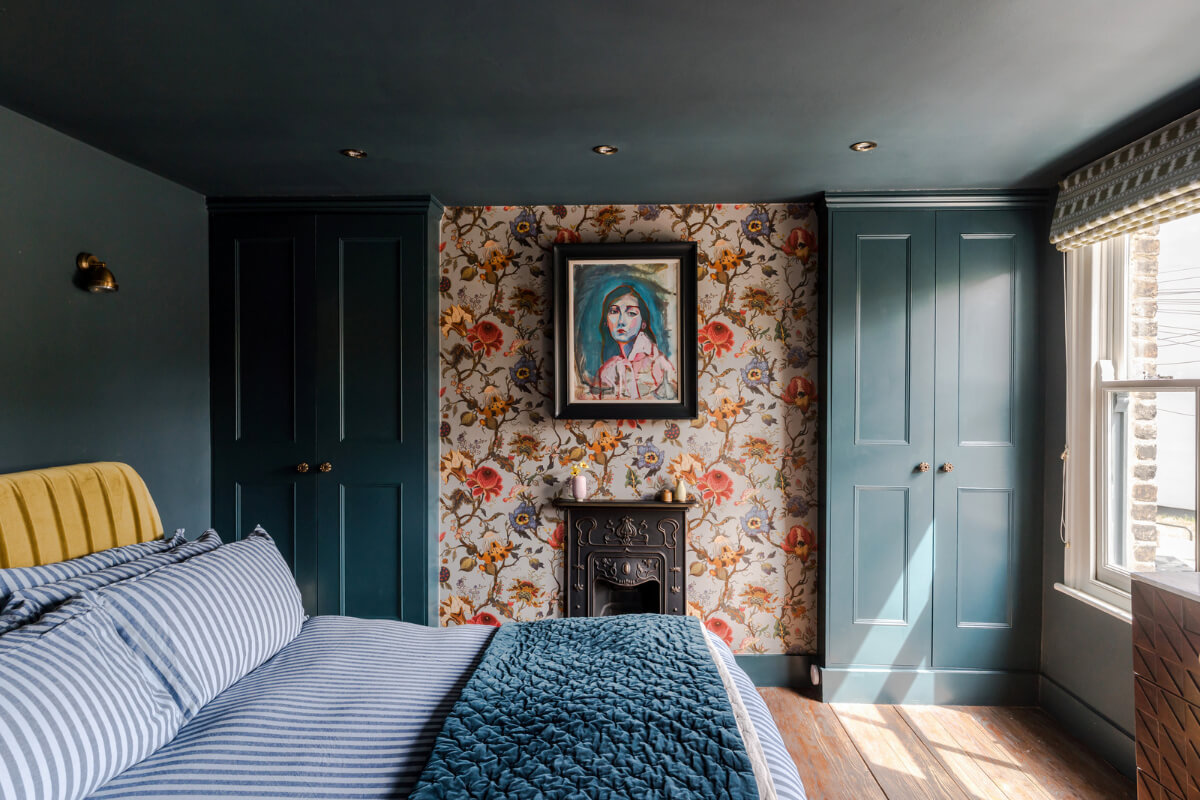 dark blue bedroom striped bedding floral wallpaper