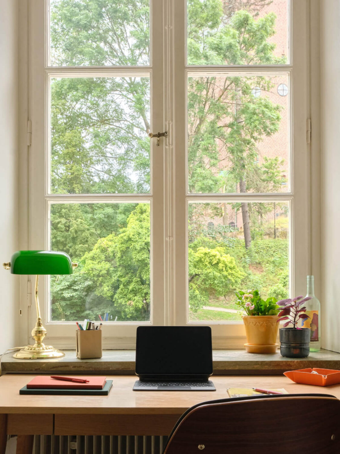 desk-under-window