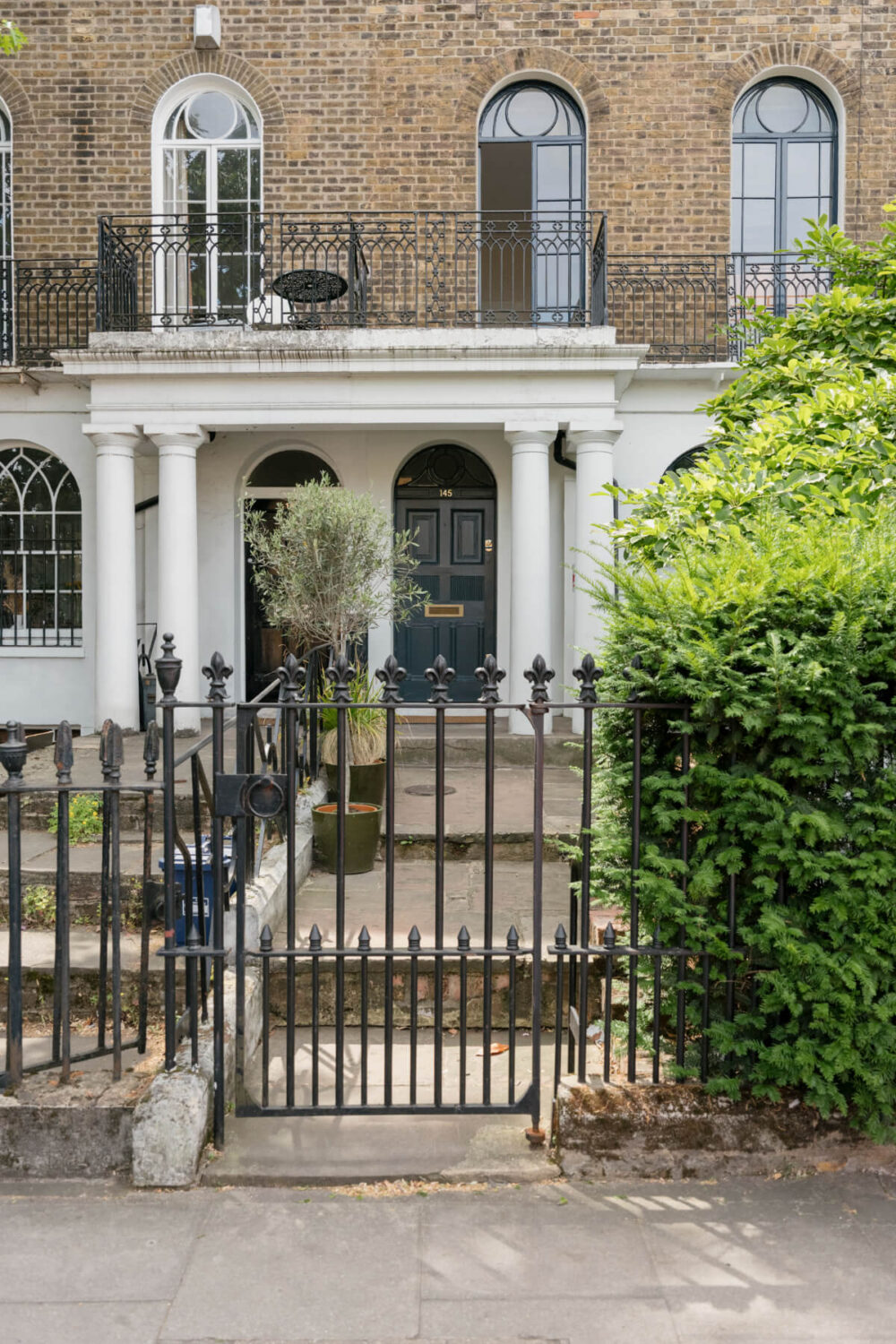exterior london townhouse A Classic Georgian House in London with a Lush Garden