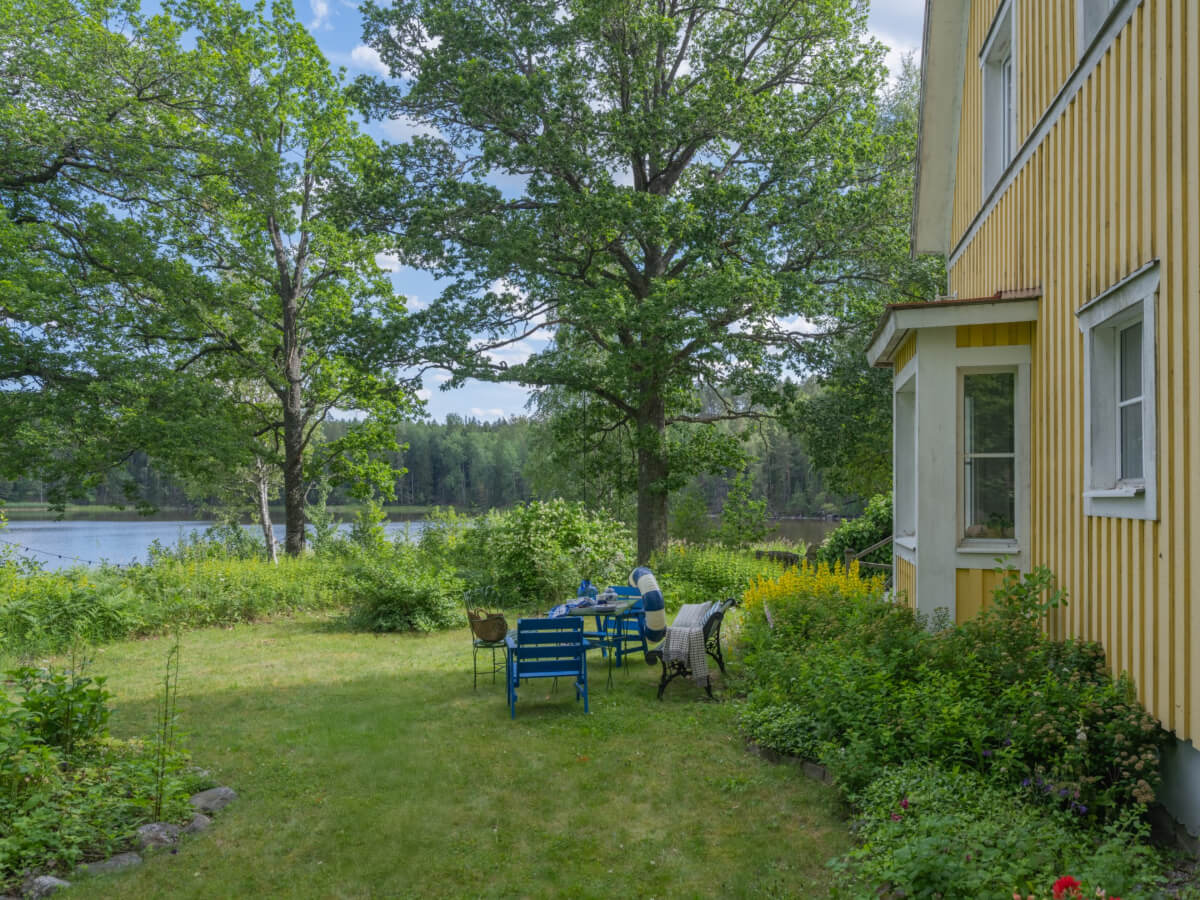 garden lakeside home