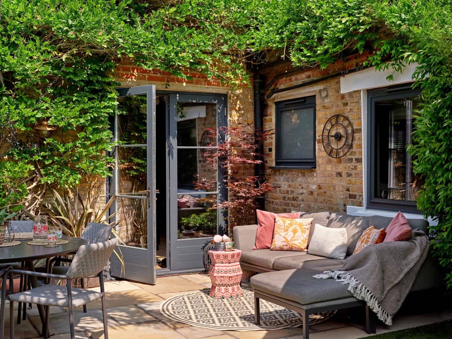 garden lounge spot
