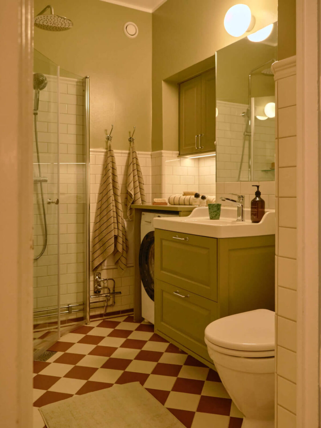 green classic bathroom with red and white checkerboard floor