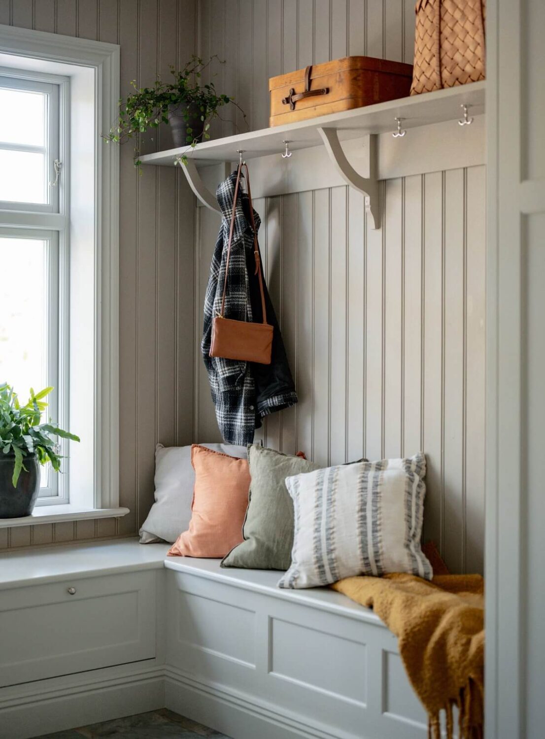 hallway-builtin-bench-nordroom