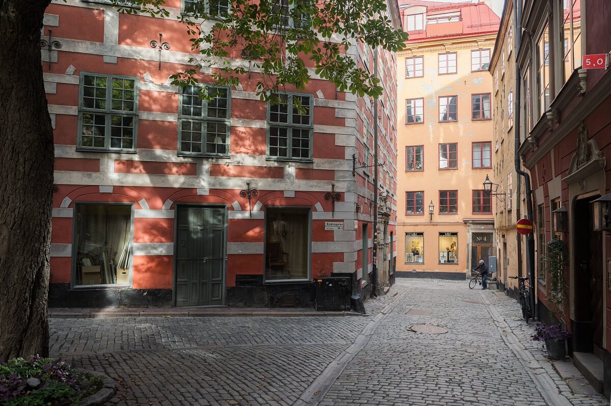 houses gamla stan cobbled street