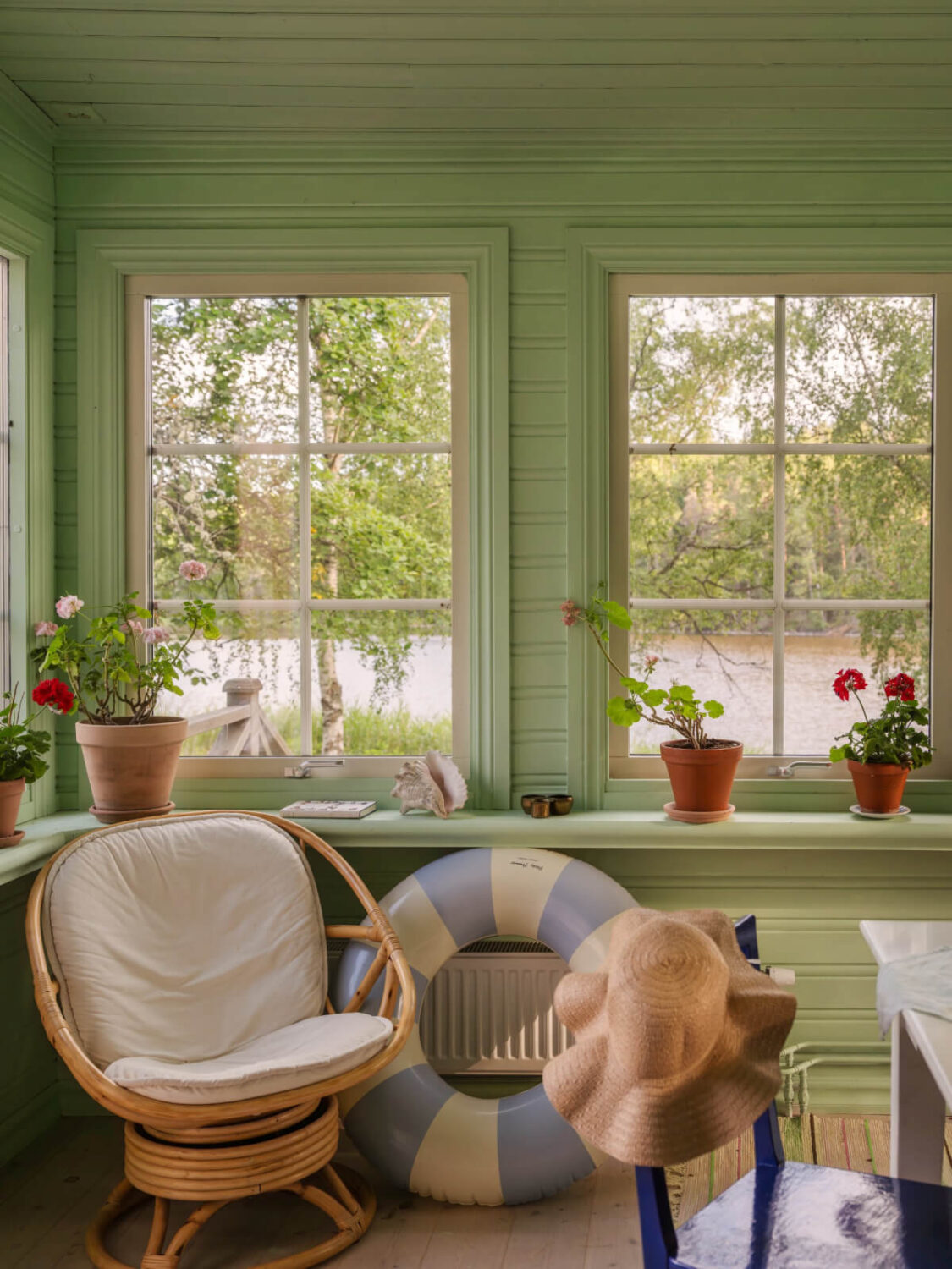 lake view garden room