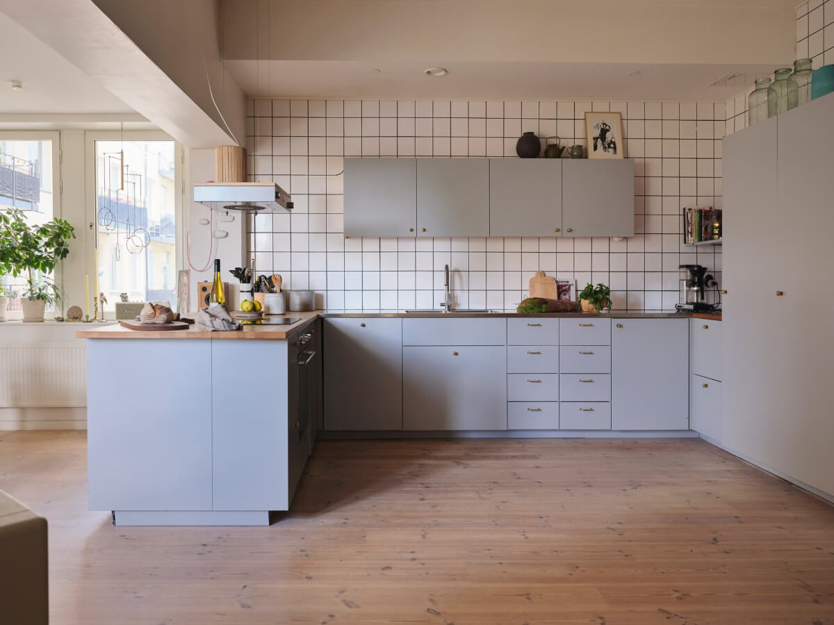 light gray kitchen square white backsplash tiles