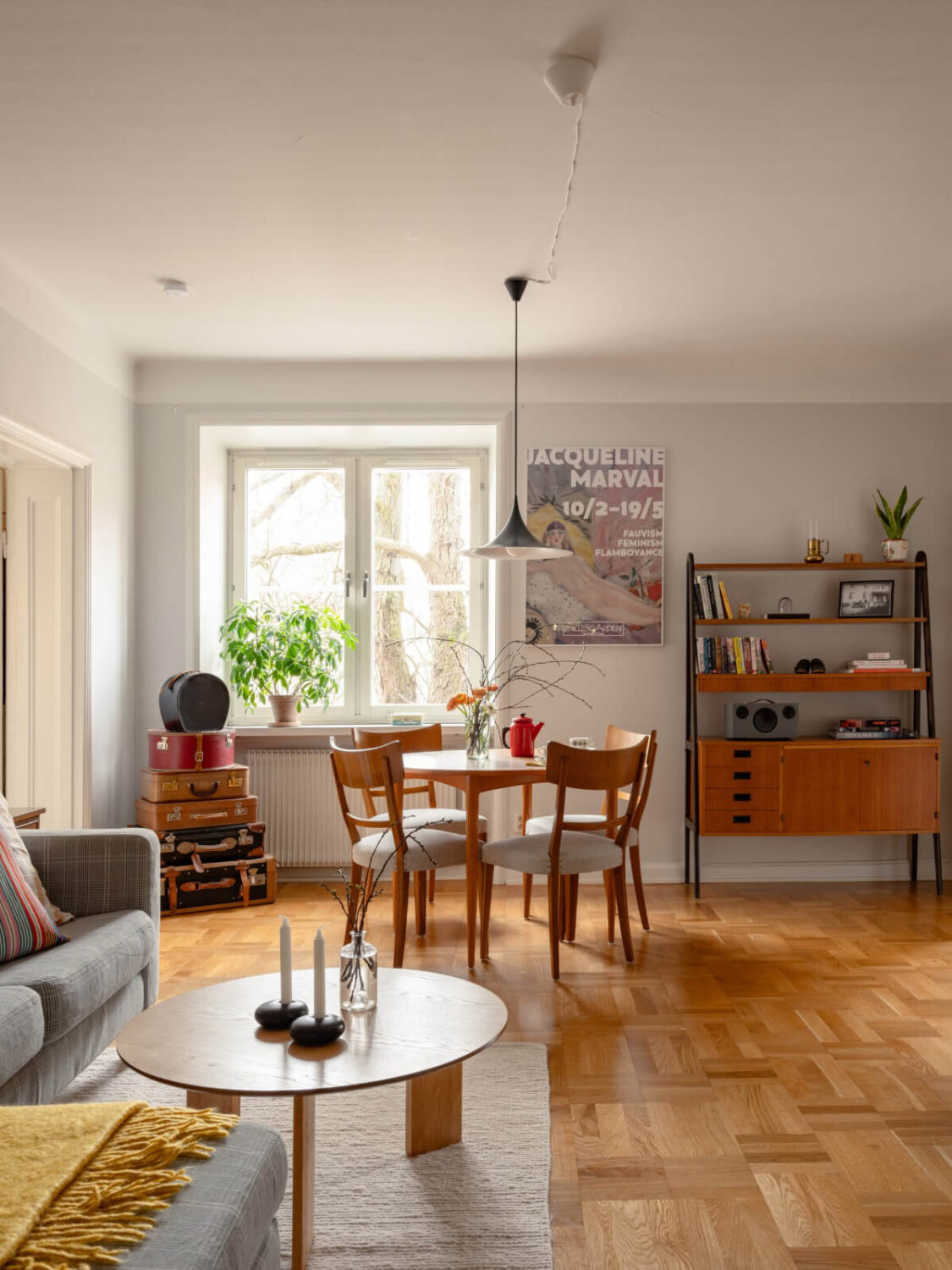 light living room parquet floor A Light Corner Apartment with a Pale Yellow Kitchen