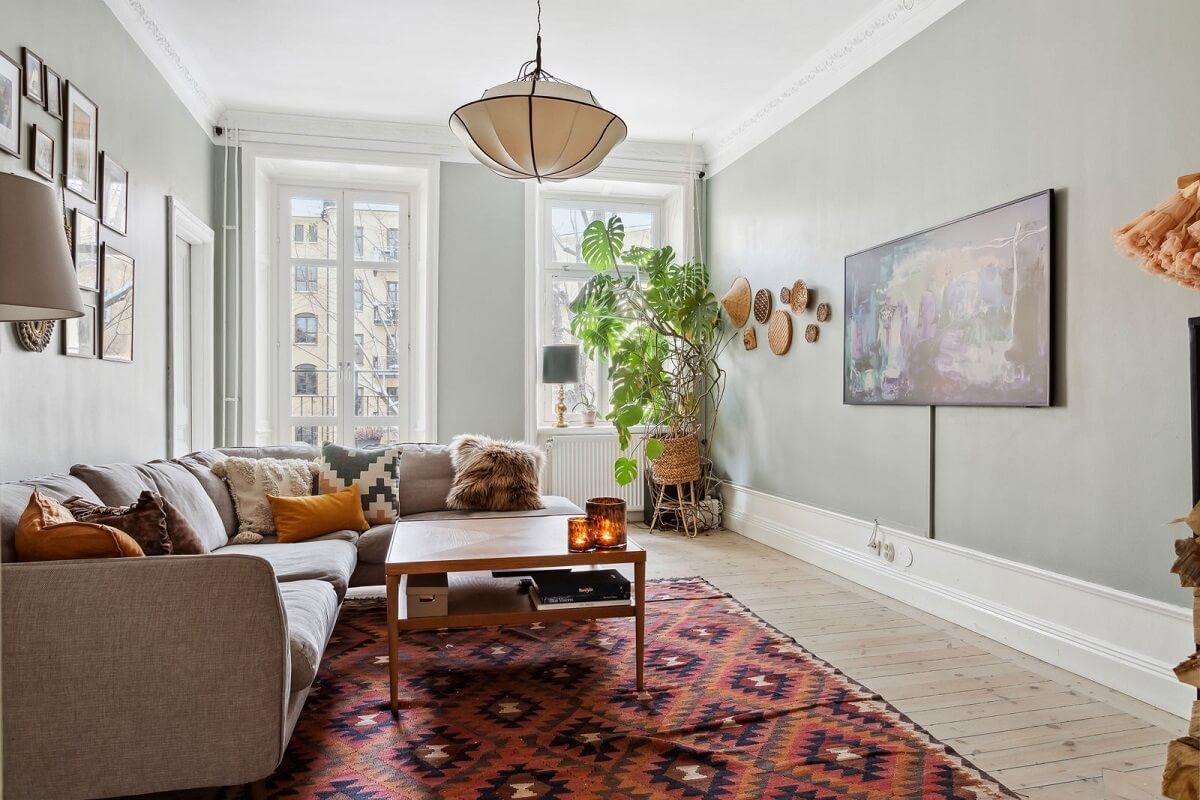 living-room-light-gray-walls-pink-rug-nordroom