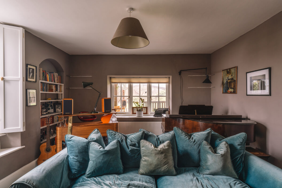 moody-colors-cottage-living-room