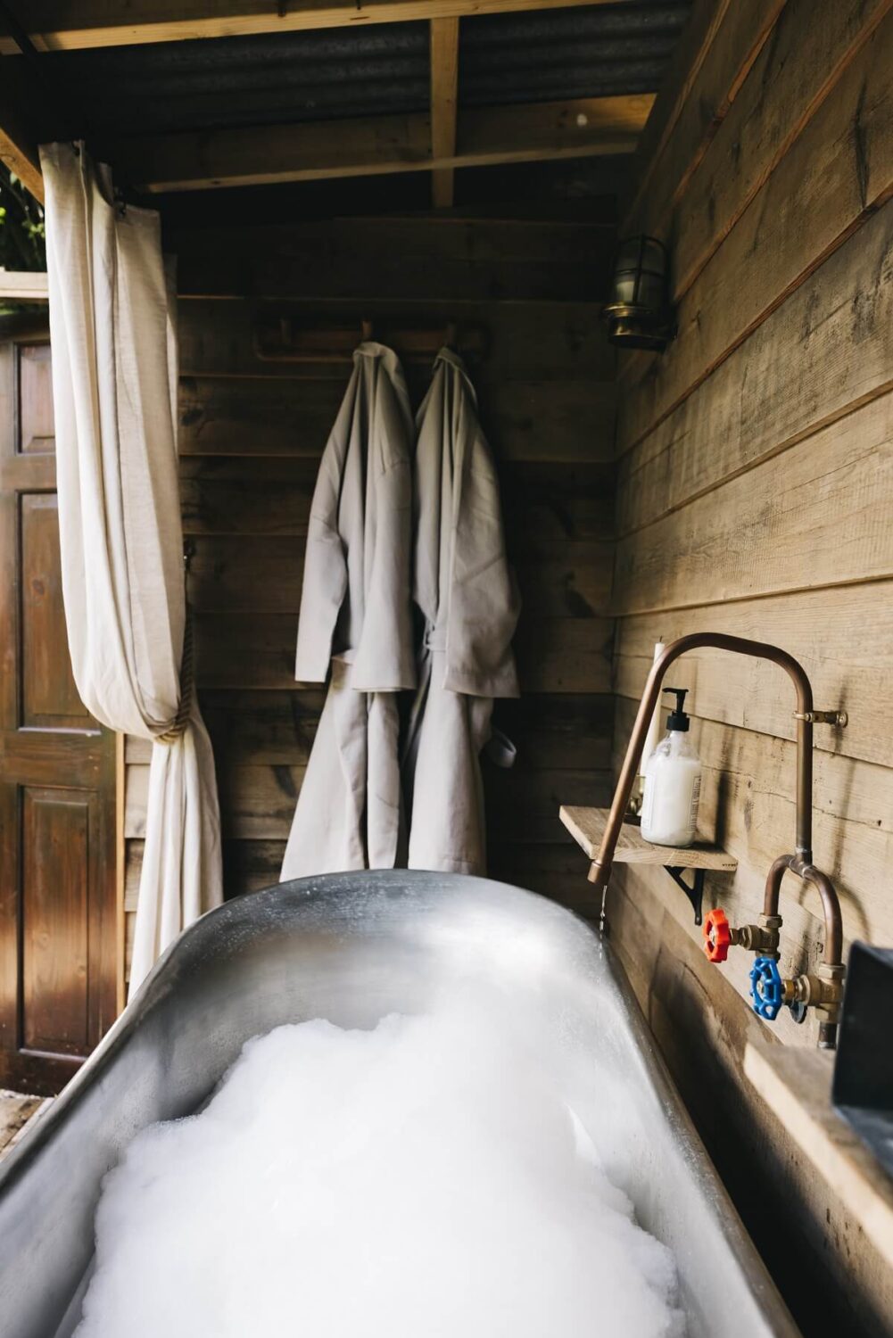 outdoor-bath-the-workers-cottage-england