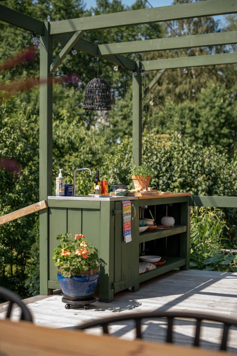 outdoor kitchen