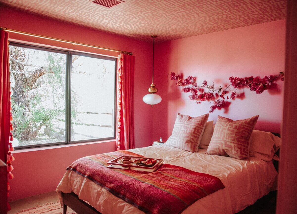 pink-bedroom-wallpaper-on-ceiling-nordroom