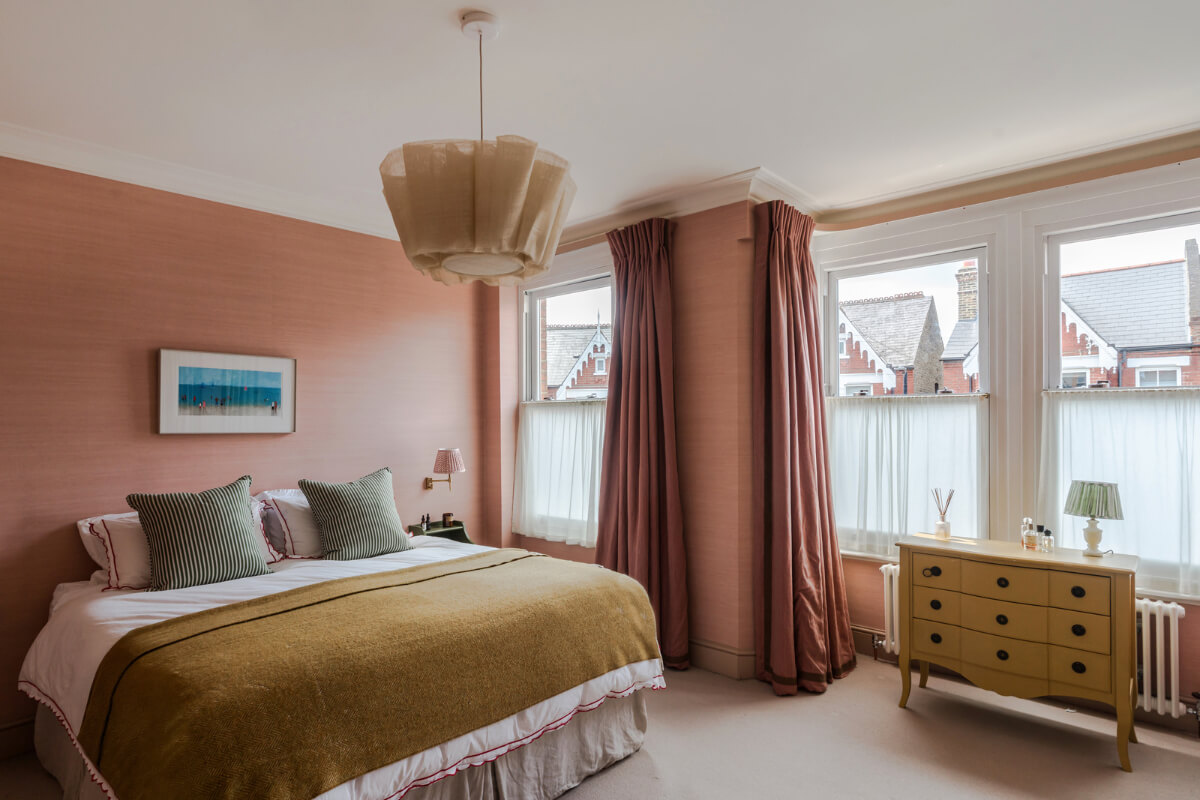 pink wallpaper bedroom