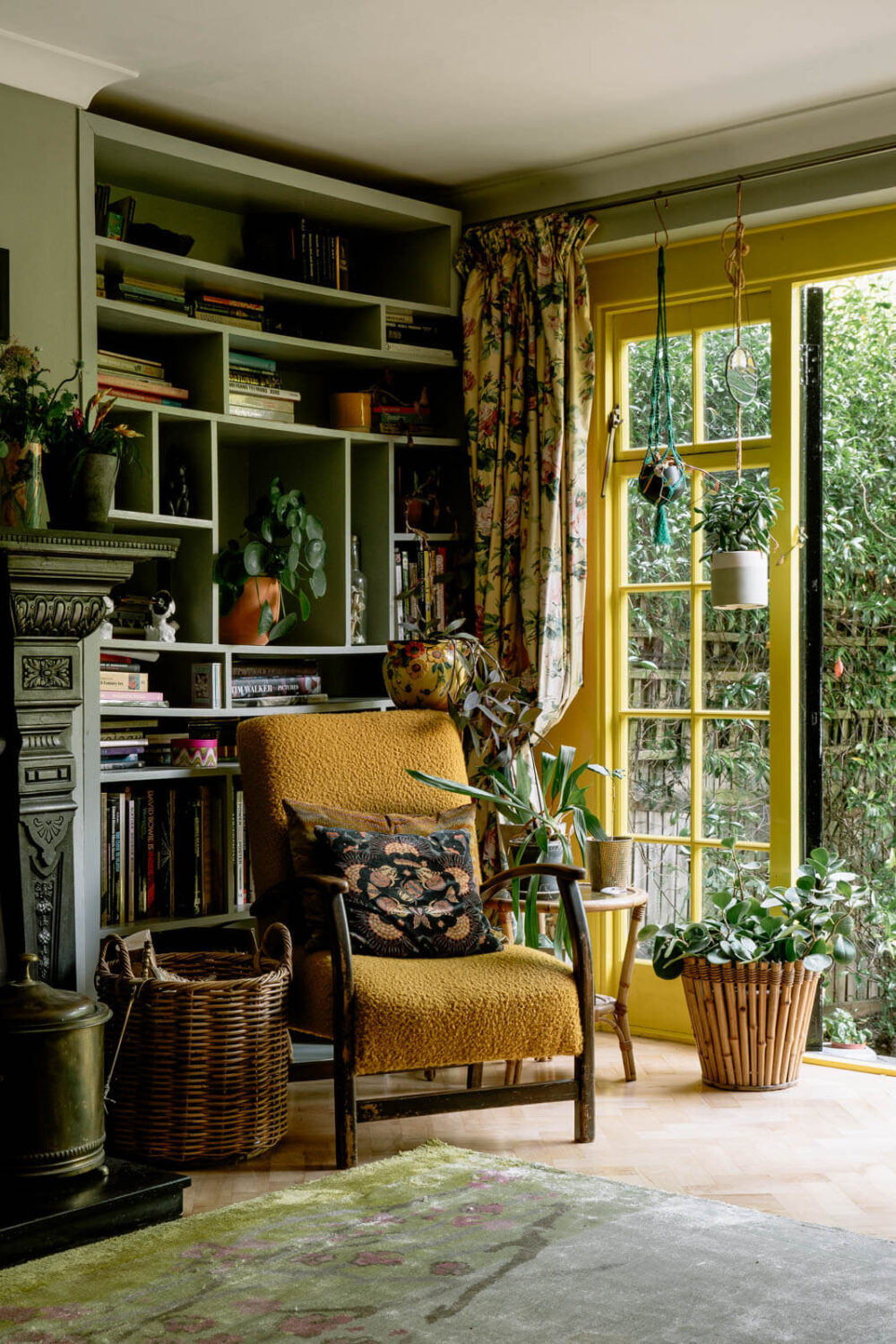 reading-nook-bookcase-yellow-doorframes-nordroom