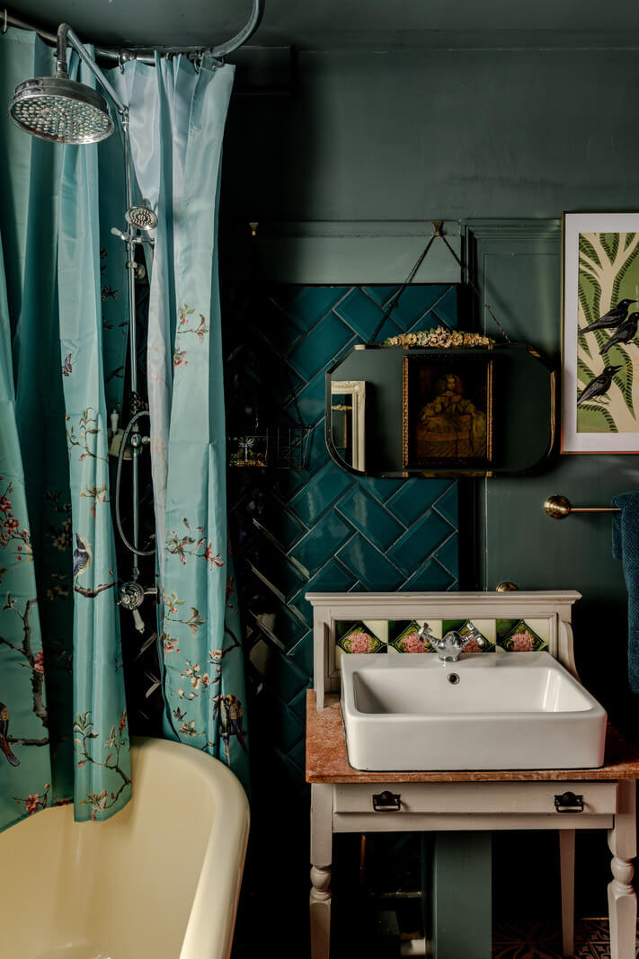 rich-colored-bathroom-teal-tiles-nordroom