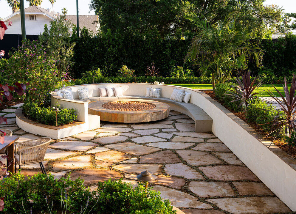 rounded built-in seating garden