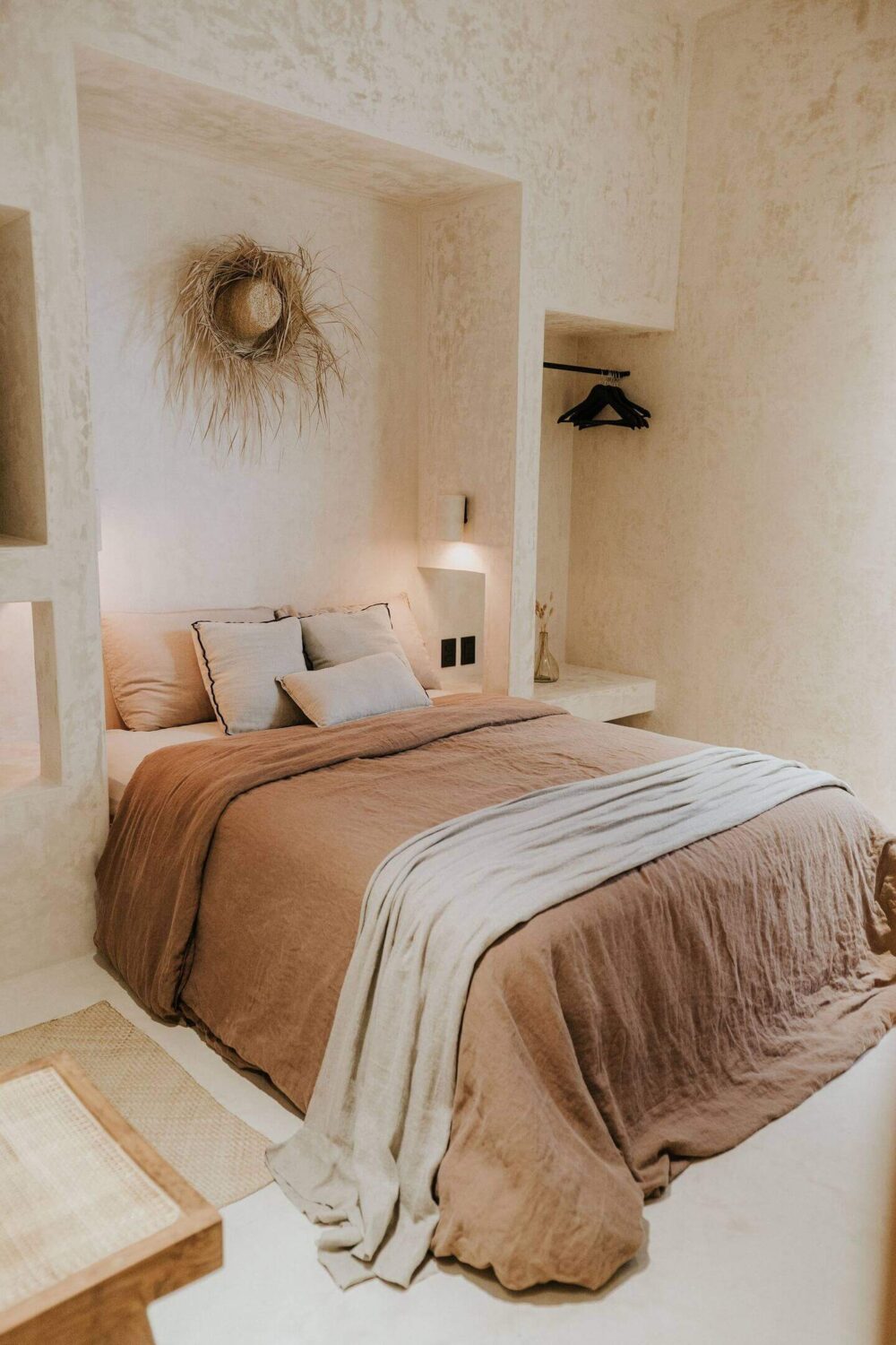 serene-bedroom-earthy-colored-bedding-niche-for-bed-clothing-rack-nordroom