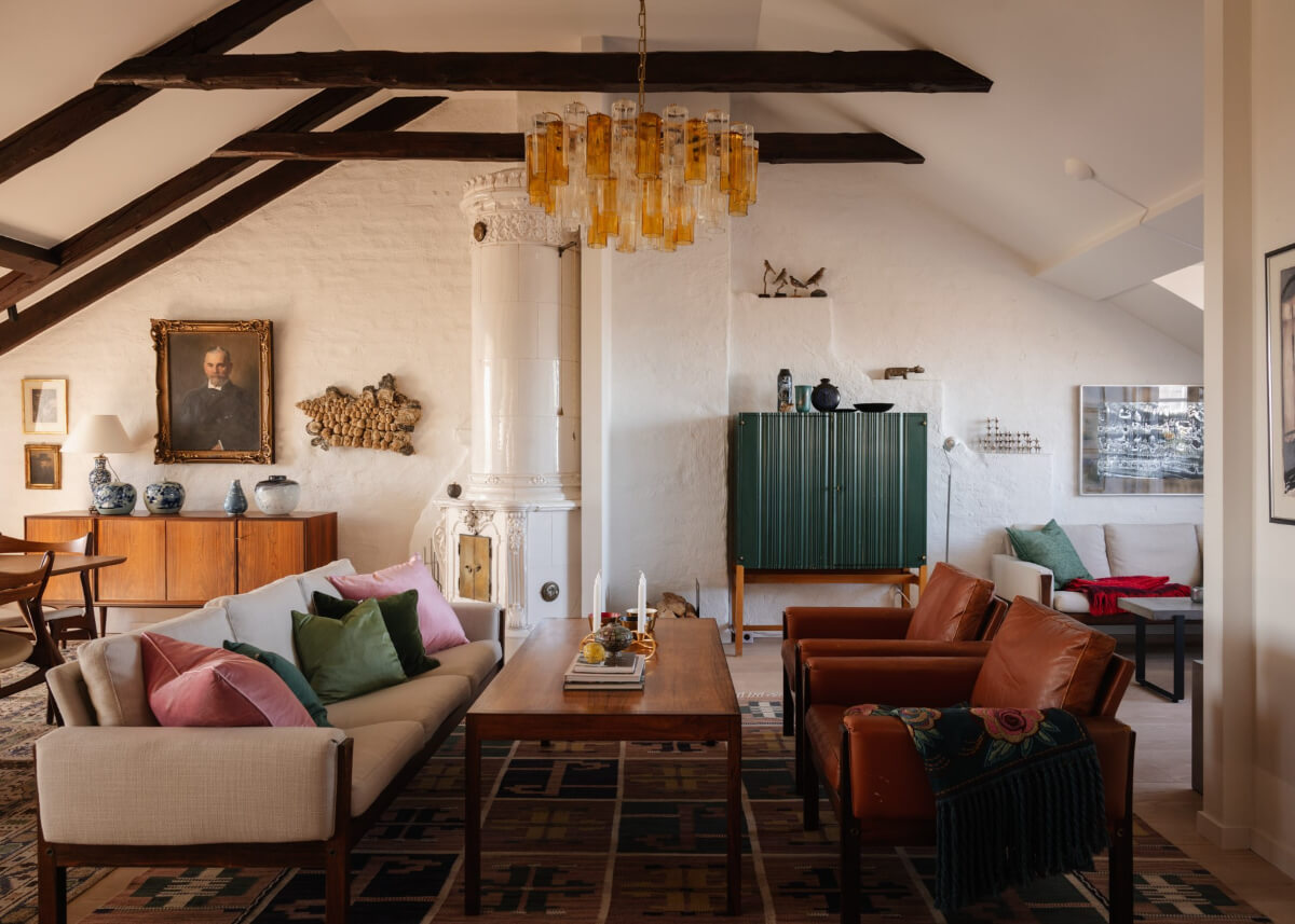 sitting room white-painted brick wall