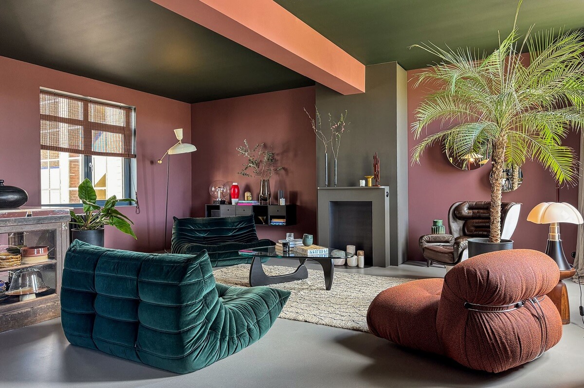 sitting room with pink and green color scheme
