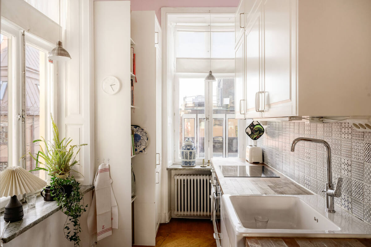 small white kitchen pink walls