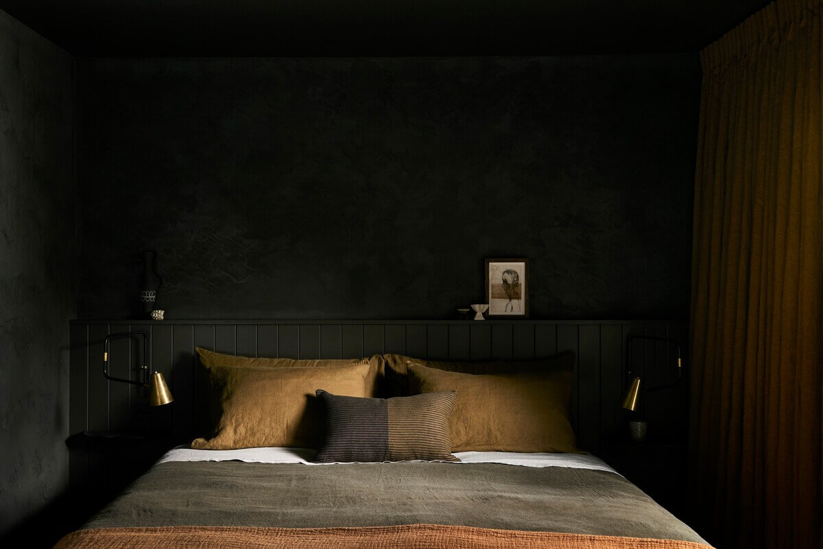 studio-apartment-earthy-textiles-black-walls-nordroom