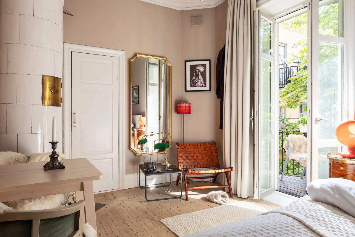 studio apartment with fireplace and beige-pink walls nordroom